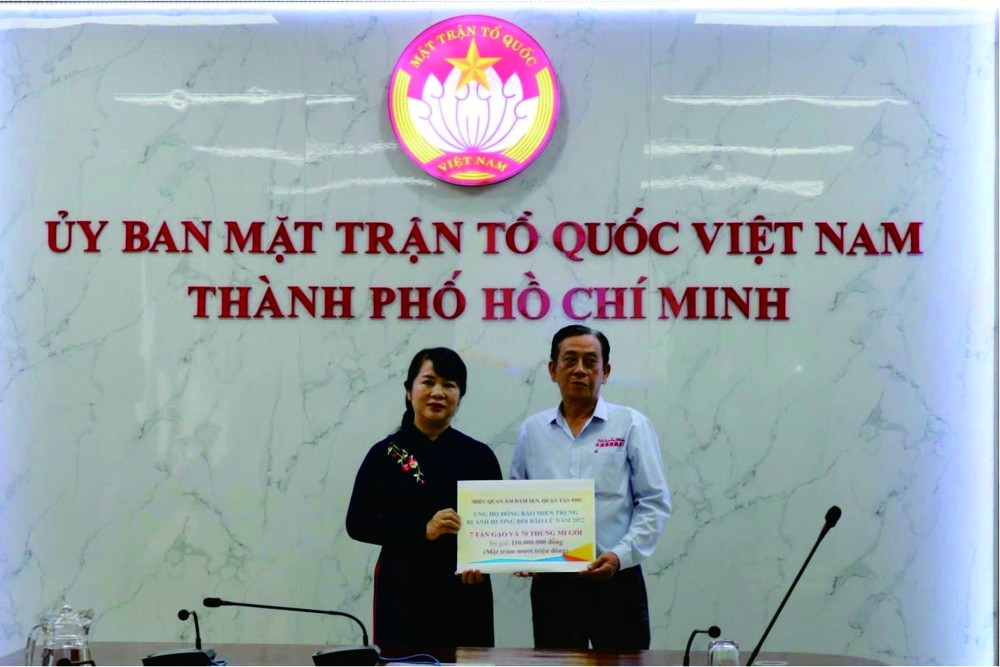 市越南祖國陣線委員會主席陳金燕(左一) 代表接受由新富郡茶園護國觀音廟的捐助。
