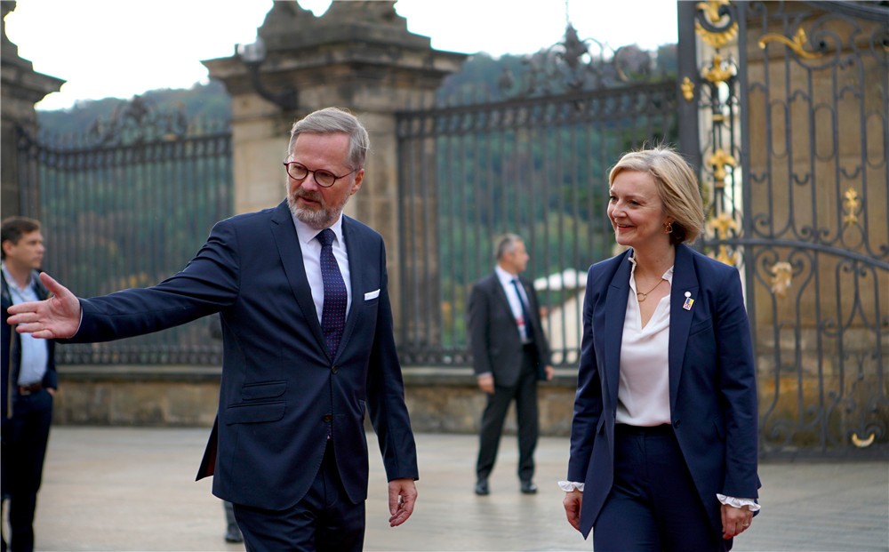 捷克總理菲亞拉迎接前來參加首屆歐洲政治共同體領導人會議的英國首相伊莉莎白‧特拉斯（右）。