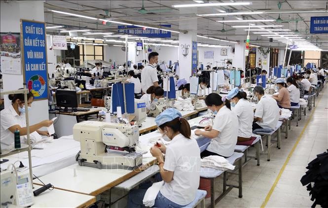 10號成衣總公司的一家出口成衣廠勞工正在工作。