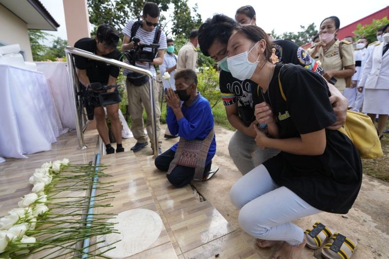 泰國東北部農磨蘭普府保育中心本月6日發生槍擊導致多名兒童死亡。死者家屬對親人離世感到悲痛。（圖：AP）
