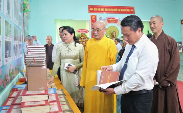 代表、僧尼和佛教信徒參觀在第七郡龍華寺的胡志明文化空間。