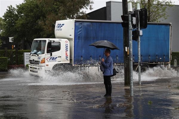 澳洲悉尼6日豪雨，市區部分地區已出現積水。（圖：路透社）