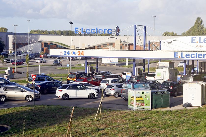 法國多家煉油廠因罷工關閉導致供油緊張，大量汽車在當地一家加油站前排起長隊。（圖：互聯網）