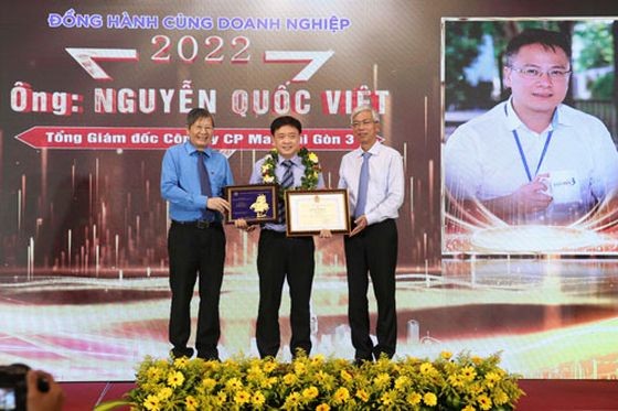 越南勞動總聯團常務副主席陳清海（左）和市人委會副主席武文歡向模範企業頒發獎狀和紀念章。