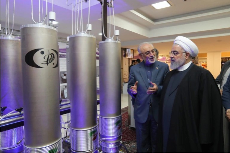 2021年，時任伊朗總統哈桑·魯哈尼（右）了解國內核技術。（圖：歐洲通訊社）