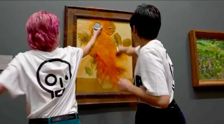 兩名女子把番茄汁潑向名畫。（圖：互聯網）