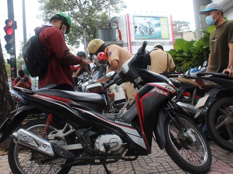駕駛排氣缸50立方釐米以上摩托車的學生在第五郡阮知方街被查處。