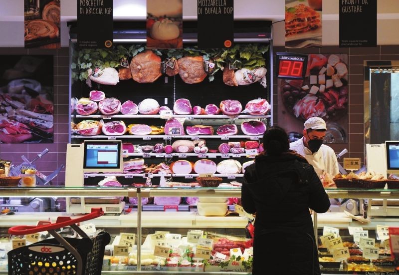 顧客在意大利羅馬的一家超市購物。（圖：新華社）