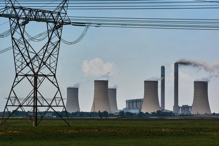 圖為南非 Lethabo 燃煤發電廠附近的輸電塔。（圖：Getty Images）