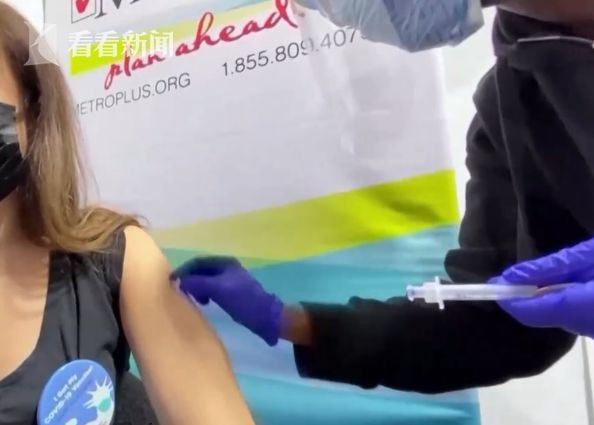 一名女性在施打流感疫苗。（圖：互聯網）