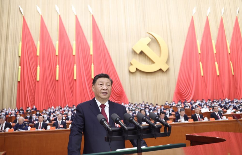 中國共產黨第二十次全國代表大會在北京人民大會堂開幕。習近平總書記代表第十九屆中央委員會向大會作報告。（圖：新華社）