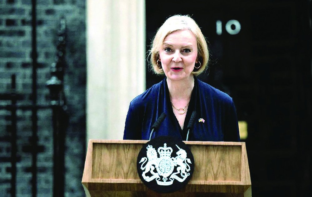 10月20日，特拉斯在倫敦唐寧街10號首相府門前宣佈辭去英國首相職務和保守黨黨首職務。
