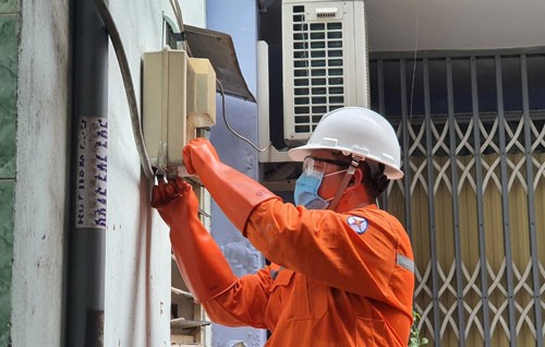 電工在租房子區檢查電力設備。