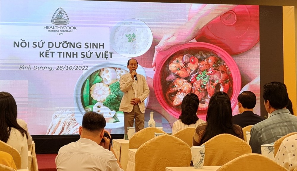 李玉明先生分享營養保 健經驗及介紹新款養生瓷鍋 的功能。