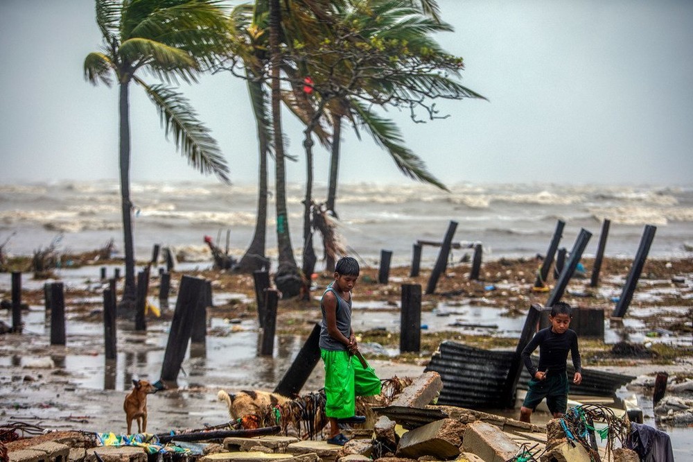 颶風過後，尼加拉瓜的兒童在尋找木材來幫助他們的父母重建房屋。