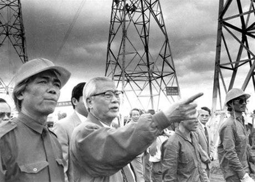 在500千伏北南輸電線路於1994年5月竣工之日的已故政府總理武文傑。