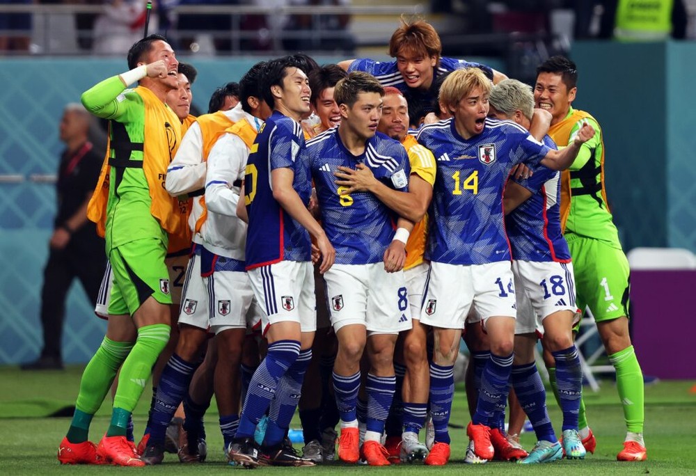 日本球隊慶祝進球。