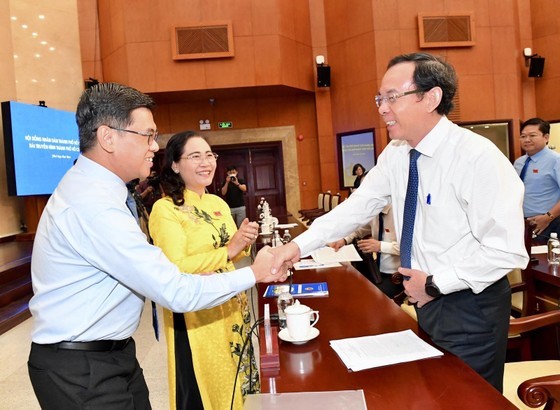市委書記阮文年與市人民議會領導交談。