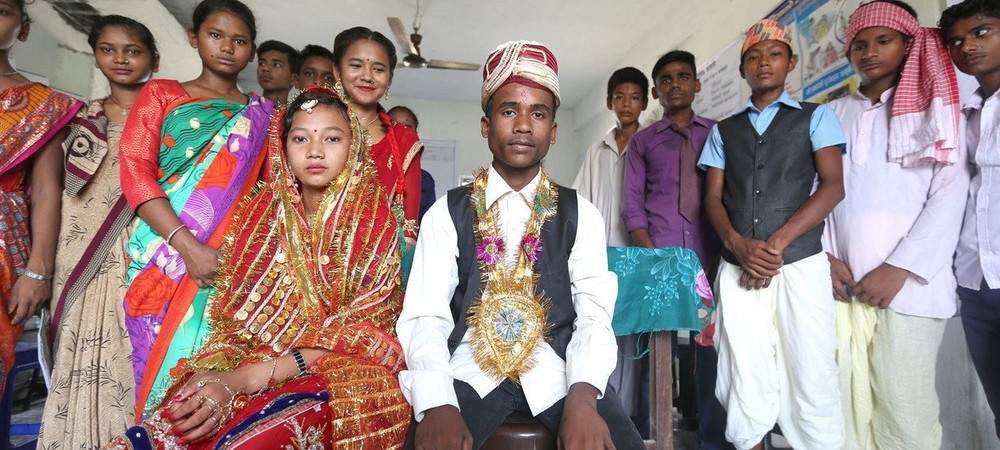 尼泊尔古吉拉市青少年表演有关童婚的小品。