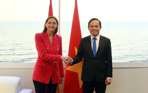 陈留光副总理与西班牙工业、贸易和旅游大臣亲切握手。
