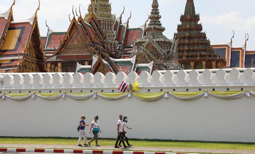  图为游客在泰国曼谷大王宫外行走。