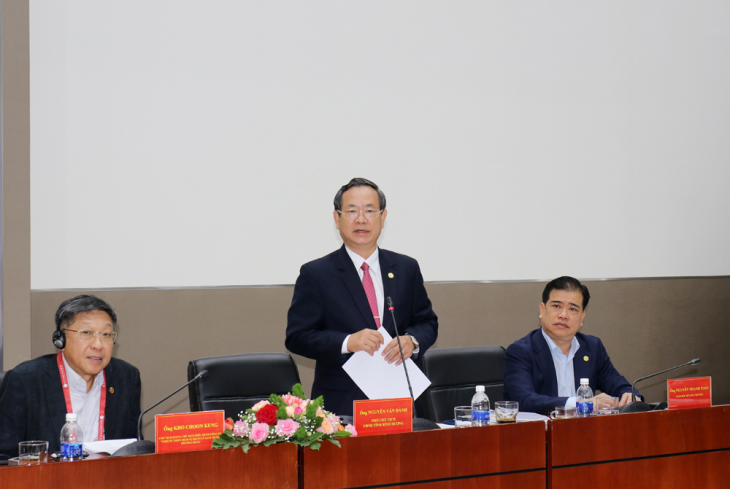平阳省人民委员会副主席阮文让在会议上发表讲话。