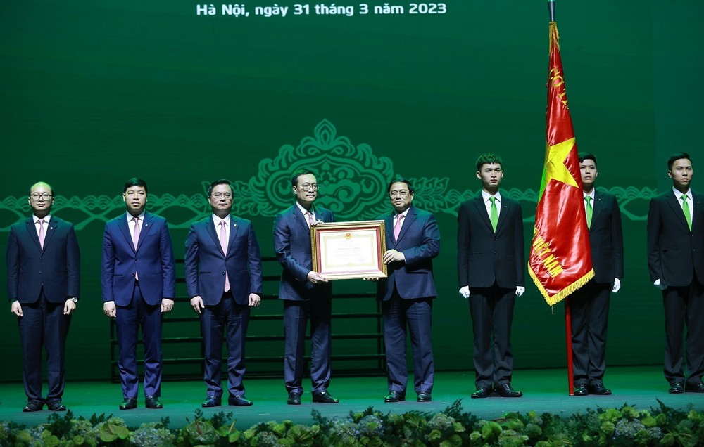 政府总理范明政向Vietcombank颁授劳动英雄称号。