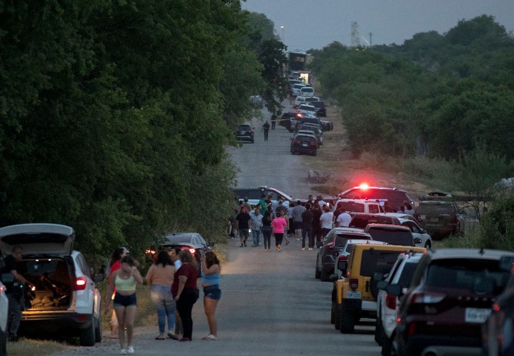 2022年6月27日，人们聚集在美国得克萨斯州圣安东尼奥移民死亡事件现场附近。新华社发