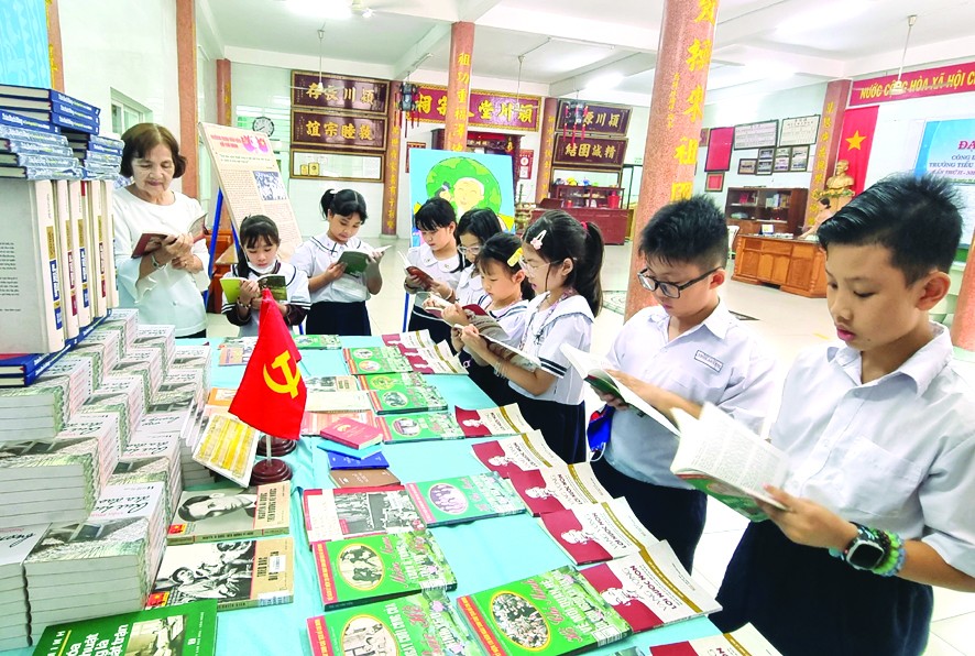 颍川双语学校副校长与学生参观“胡志明文化空间”。