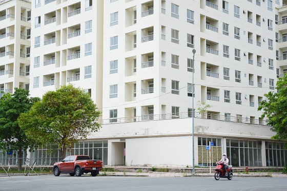 平庆安置区多栋公寓废置，造成数万亿元浪费。