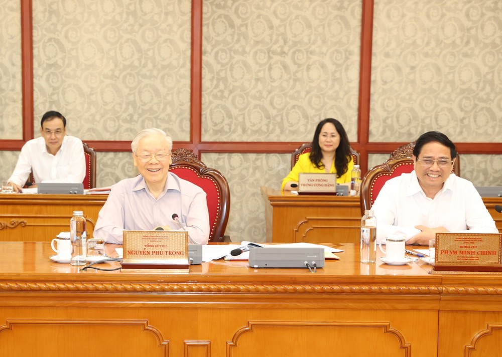 党中央总书记阮富仲主持会议。