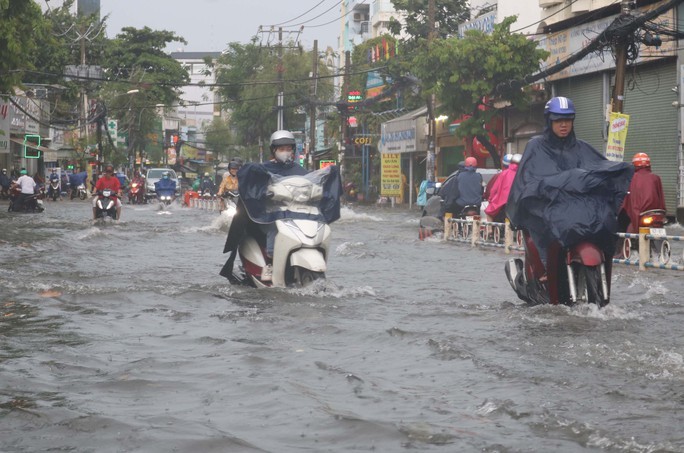 在本月2日下午的一场大雨后，旧邑县阮文魁街已变成泽国。