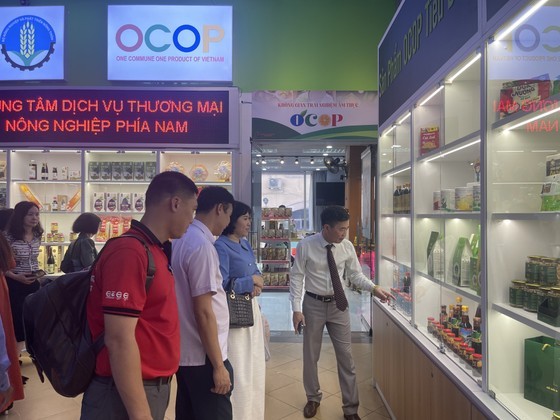 消费者参观OCOP对接及销售地点。