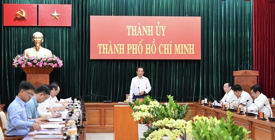 市委书记阮文年在最近召开的市肃贪防腐指委会会议上致词。