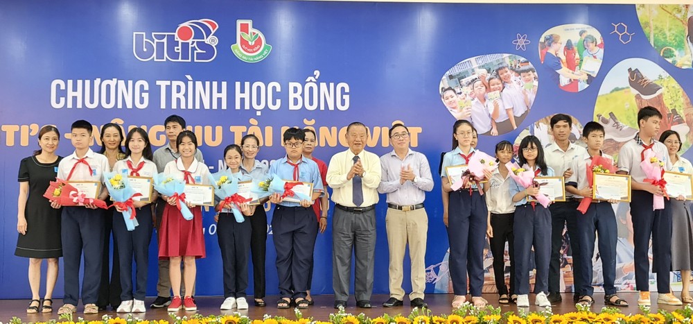 平仙公司董事长尤凯成（中左）颁发奖学金给员工的优秀子弟。