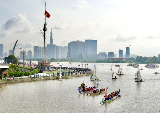 胡志明市水上盛会一隅。