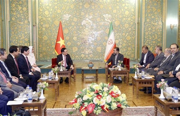 越南国会主席王廷惠会见伊斯法罕省省长。