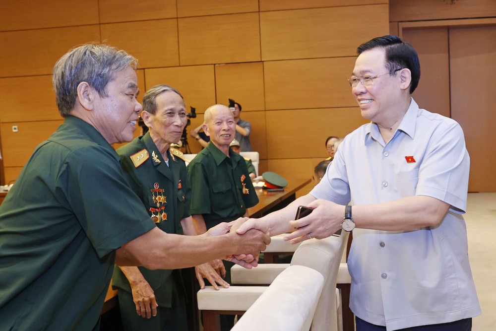 国会主席王廷惠与乂安省革命战士交谈。