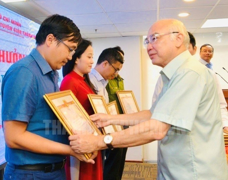 市委宣教处主任潘阮如奎为获奖者颁奖。