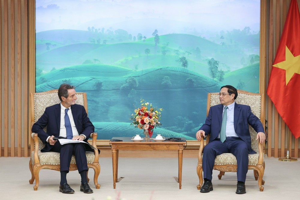 政府总理范明政与阿蒂蒂奥‧丰塔纳主席交谈。