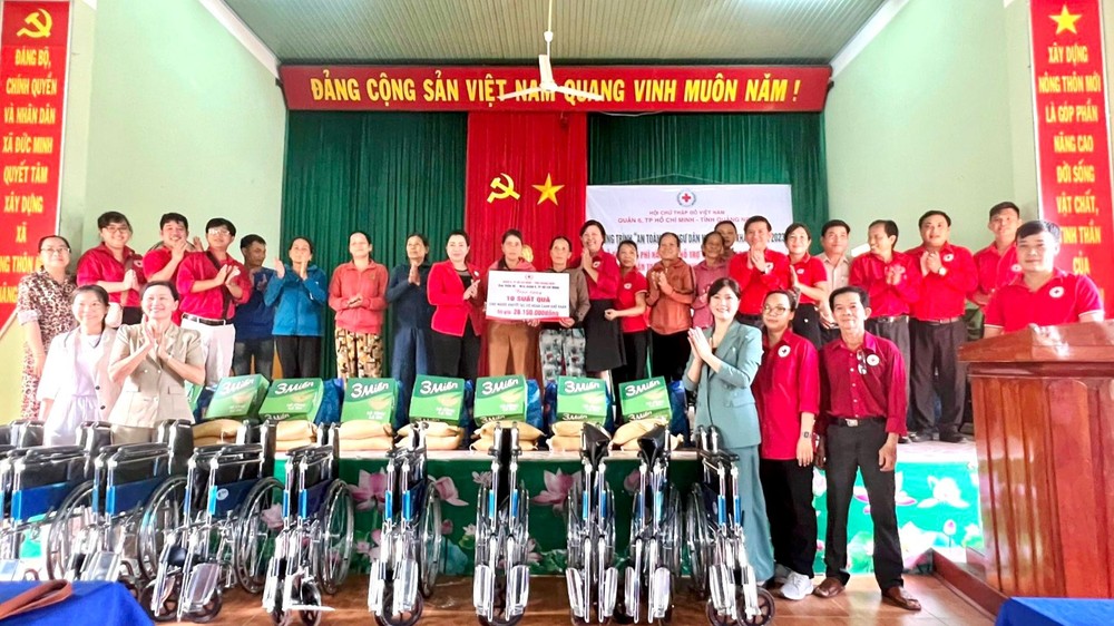 第六郡红十字会代表团向广乂省捐赠物资。