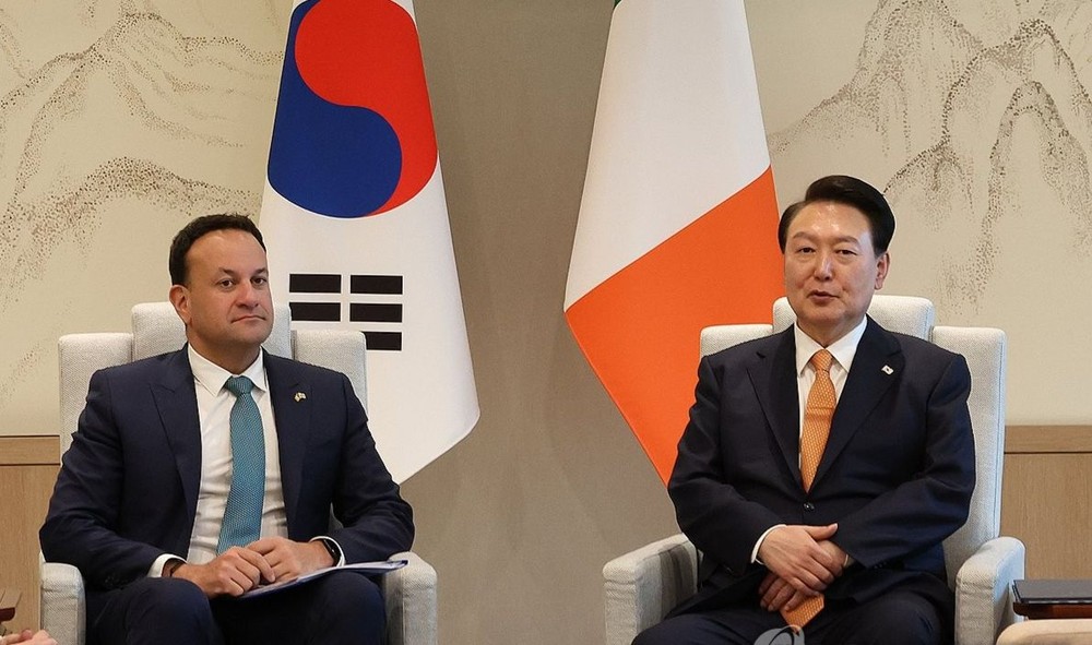 在首尔龙山总统府，韩国总统尹锡悦（右）同到访的爱尔兰总理瓦拉德卡举行会谈。 (韩联社)