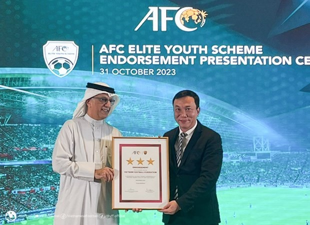 越南足球联合会获颁 《亚足联教练员公约》职业级证书