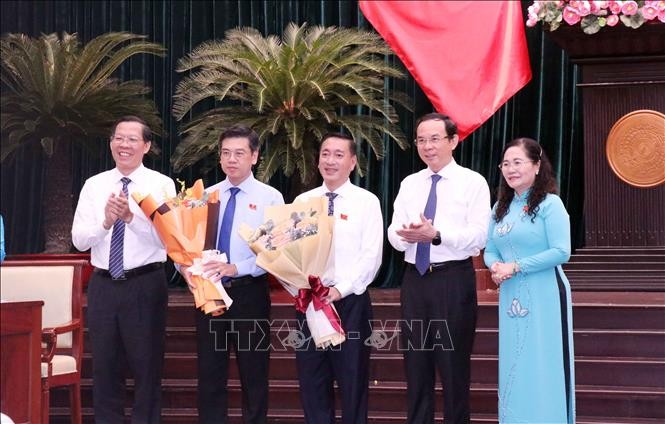 阮文勇（左二）与范成坚（中）获推选为第十届市人民议会副主席。