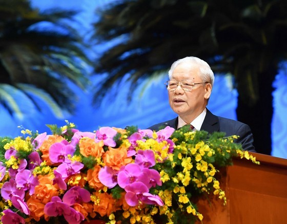党中央总书记阮富仲代表党和国家领导发表指导会议。