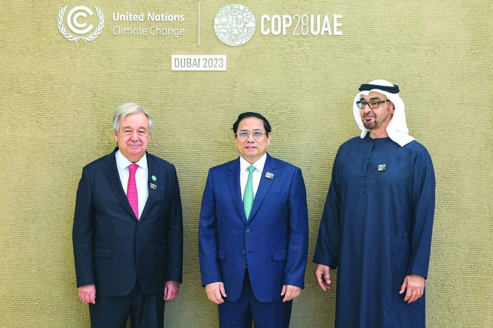 联合国秘书长与范明政总理(中)和阿联酋王储合影。