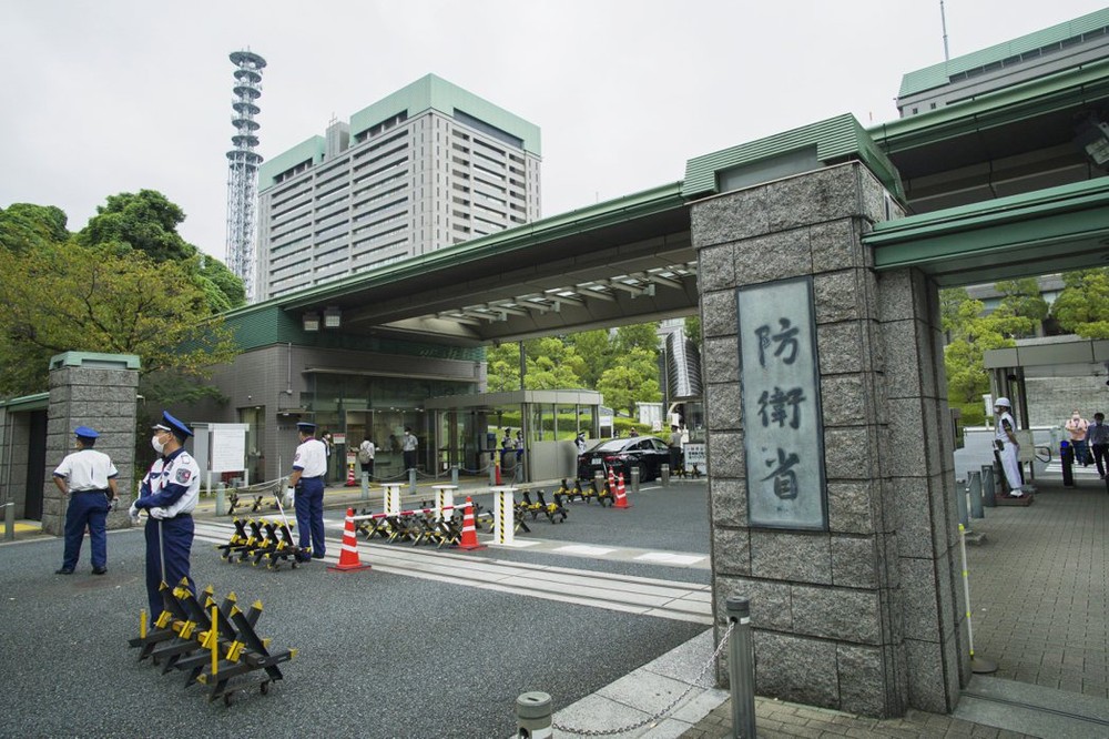 位于东京新宿区的日本防卫省大门口。美联社
