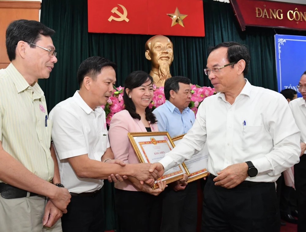 市委书记阮文年向取得出色成绩的个人与集体颁发奖状。