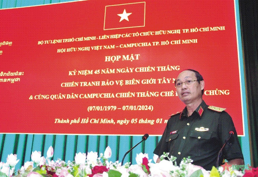 市司令部司令、市越-柬友好协会主席阮文南中将在会上致词。