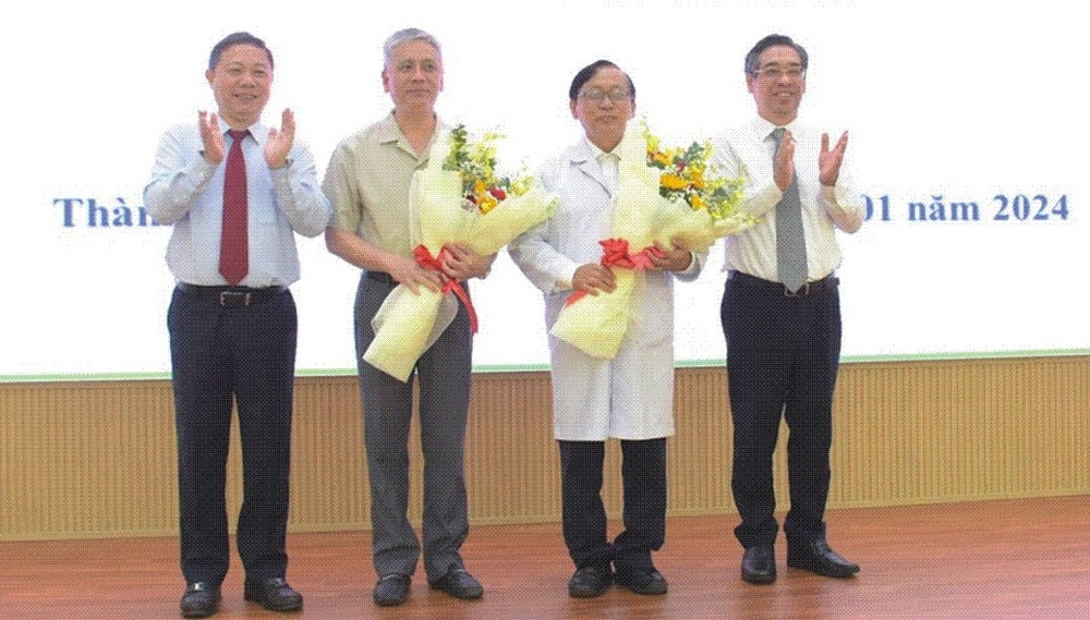 市委副书记阮福禄与市人委会副主席杨英德送花祝贺市第一儿童医院、市慈裕产育医院。